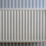 800px-Radiator_op_blauw-wit-gestreepte_tegels