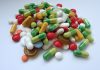 Foto di pastiglie e farmaci di diverso colore e forma