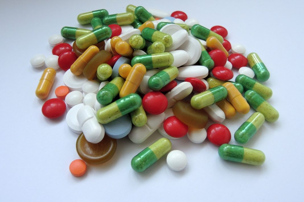 Foto di pastiglie e farmaci di diverso colore e forma