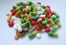 Foto di pastiglie e farmaci di diverso colore e forma