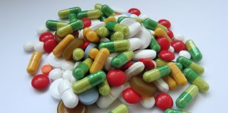 Foto di pastiglie e farmaci di diverso colore e forma