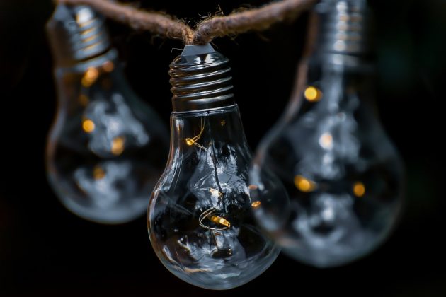 Spegnere la luce non basta: bisogna tassare gli extra-profitti sull