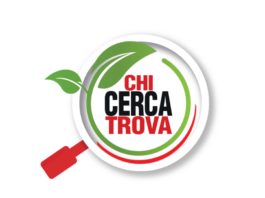 Il logo del progetto chi cerca trova richiama il titolo, mostrando una lente d'ingrandimento con scritto Chi Cerca Trova