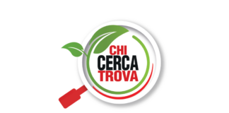 Il logo del progetto chi cerca trova richiama il titolo, mostrando una lente d'ingrandimento con scritto Chi Cerca Trova