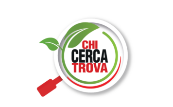 Il logo del progetto chi cerca trova richiama il titolo, mostrando una lente d'ingrandimento con scritto Chi Cerca Trova